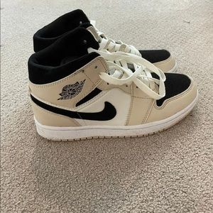 Nike Air Jordan 1 Mid Barely Orange size 6.5